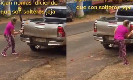 Mujer encuentra a su marido con la amante saliendo del hotel y le daña en carro (Video)