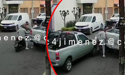 Momento en que piloto arrolla a dos ladrones que asaltaban a mujer (Video)