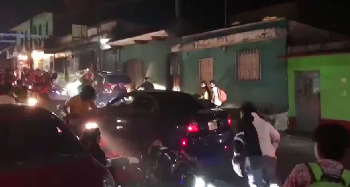 Momento en que un grupo de motoristas es arrollado por un vehículo (Video)