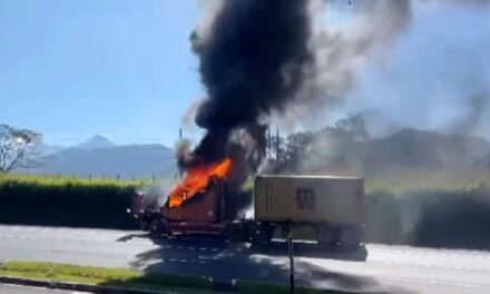 Tráiler arde en llamas en la autopista Palín Escuintla (Video)