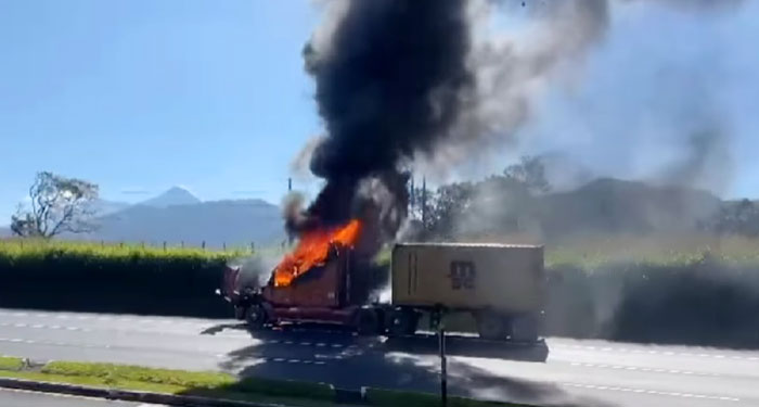 Tráiler arde en llamas en la autopista Palín Escuintla (Video)