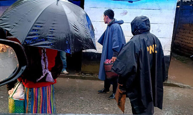 Agentes de la PNC confirmaron la evacuación de varias familias en Izabal