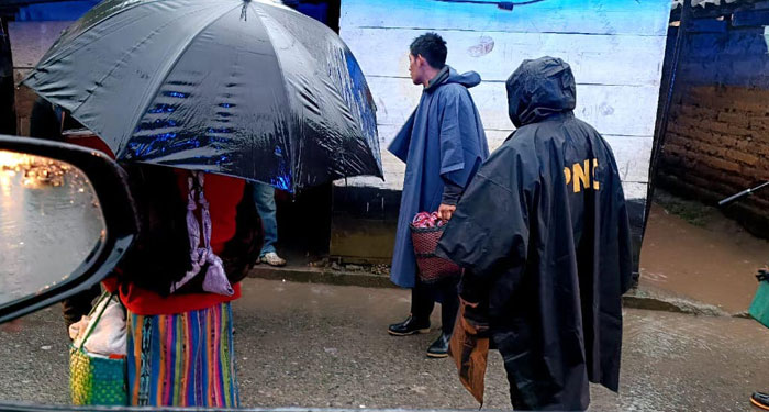 Agentes de la PNC confirmaron la evacuación de varias familias en Izabal
