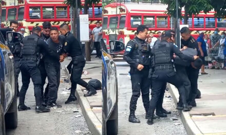 Pandillero se niega entregar celular robado y Policías le dan tremenda golpiza (Video)