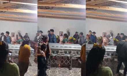 Con tremendo baile amigos y vecinos despiden el ataúd de un familiar (Video)