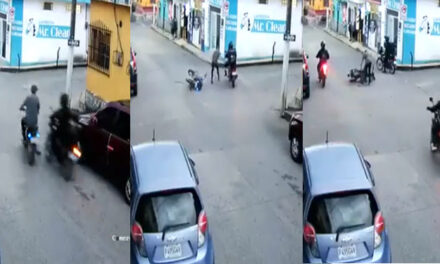 Momento en que dos motorista chocan y uno de ellos sale volando (Video)