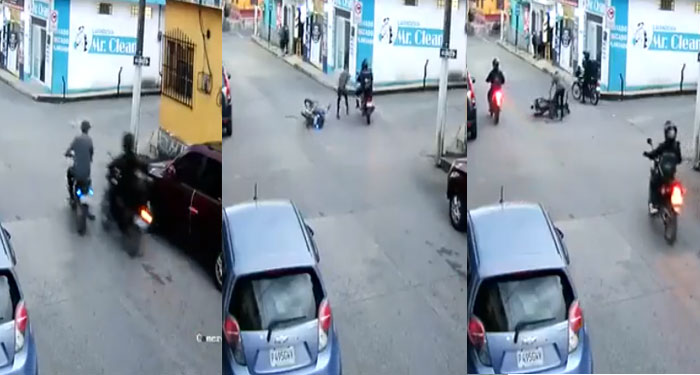 Momento en que dos motorista chocan y uno de ellos sale volando (Video)