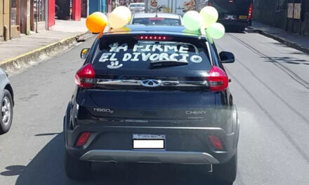 Hombre celebra su divorcio a lo grande y muchos lo felicitaron