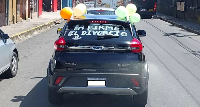 Hombre celebra su divorcio a lo grande y muchos lo felicitaron