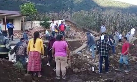 Anciano y niño quedaron soterrado al caerles una pared encima (Video)