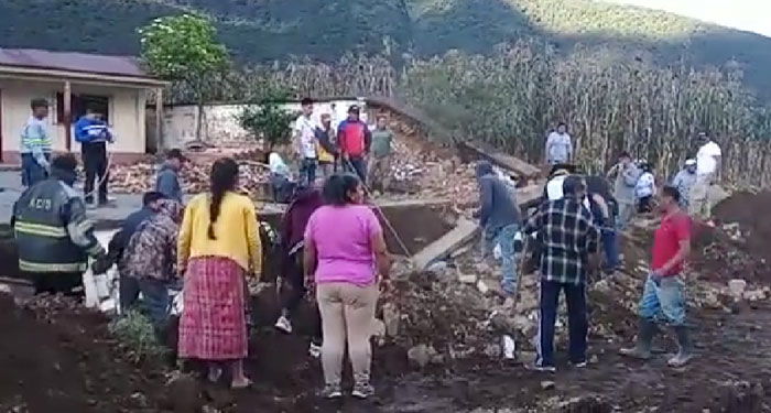 Anciano y niño quedaron soterrado al caerles una pared encima (Video)