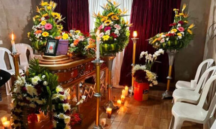 Familiares velan a la mujer que fue asesinada por su esposo con un “HACHA” en Villa Canales