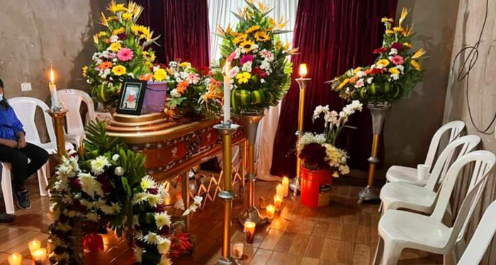 Familiares velan a la mujer que fue asesinada por su esposo con un “HACHA” en Villa Canales