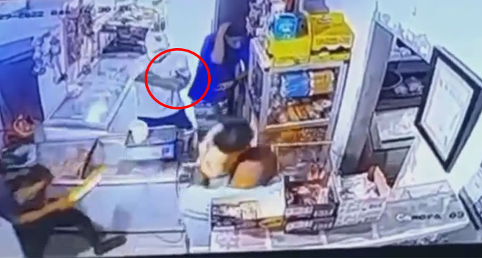 Momento en que delincuente ataca a balazos a comerciante cuando tenía a su bebé en brazos (Video)