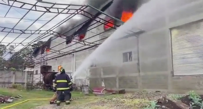 Momento en que Bomberos combaten incendio en bodega en Villa Nueva (Video)
