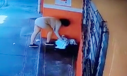 Sorprenden y capturan a mujer por abandonar a su bebé frente a una puerta