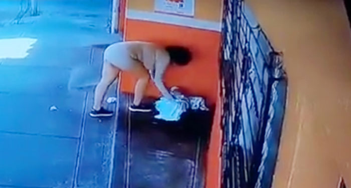 Sorprenden y capturan a mujer por abandonar a su bebé frente a una puerta