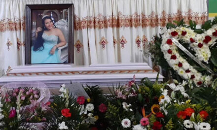Familiares le dan el último adiós a hija de pastor que murió al caer de un balcón en Quetzaltenango