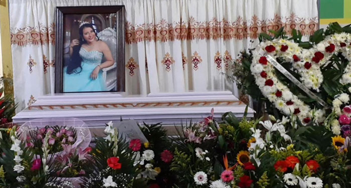 Familiares le dan el último adiós a hija de pastor que murió al caer de un balcón en Quetzaltenango