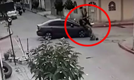 Momento en que motoristas salen volando al impactar contra un vehículo (Video)