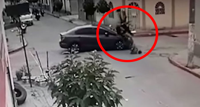 Momento en que motoristas salen volando al impactar contra un vehículo (Video)
