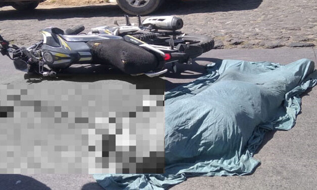 Pareja se dirigía a su casa en motocicleta cuando fueron arrollados por un camión