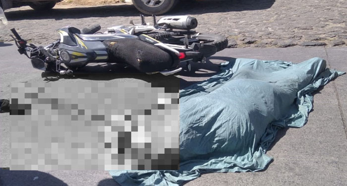 Pareja se dirigía a su casa en motocicleta cuando fueron arrollados por un camión