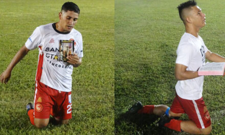 Momento en que jugadores celebran su victoria predicando la palabra de Dios dentro del estadio (Video)