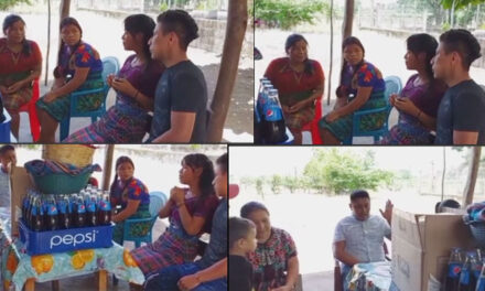 Una mujer entra a pedir la mano de su novio porque ya le urge casarse (Video)