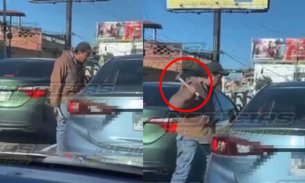 Taxista golpea con un martillo a un piloto por no darle vía (Video)
