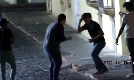 Momento en que varios sujetos se van a los golpes en Antigua Guatemala (Video)