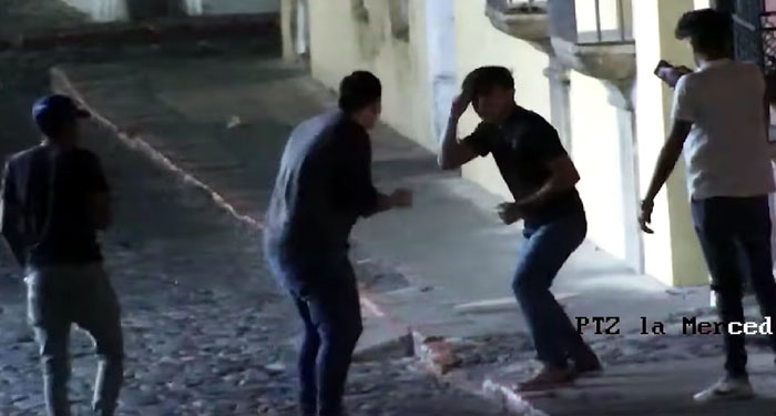 Momento en que varios sujetos se van a los golpes en Antigua Guatemala (Video)