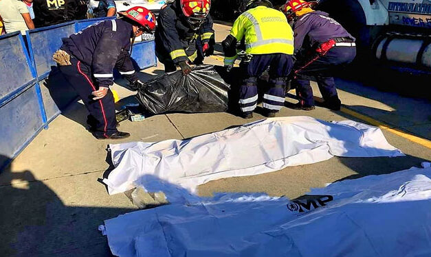 Familia impacta en la parte trasera de un camión y deja 3 personas fallecidas