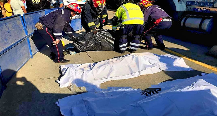 Familia impacta en la parte trasera de un camión y deja 3 personas fallecidas