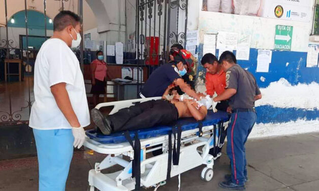 RETALHULEU: Graduación termina en balacera, madre muere e hijo queda grave