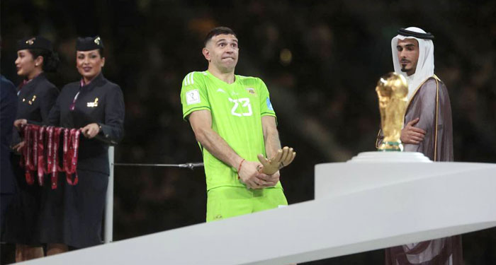 Dibu Martínez se pronunció y explicó el polémico gesto que realizó al recibir el trofeo de campeón