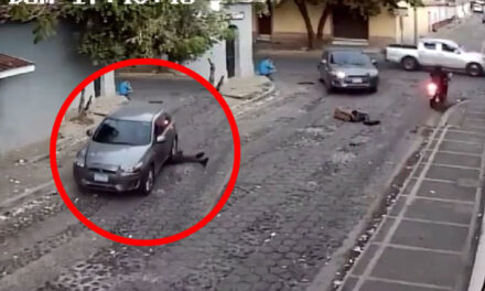 Momento en vehículo le pasa las llantas encima a hombre en estado de ebriedad (Video)