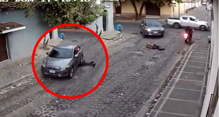 Momento en vehículo le pasa las llantas encima a hombre en estado de ebriedad (Video)