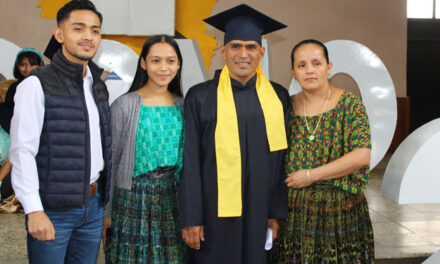 Alcalde de San Pedro Carcha se gradúa de nivel medio