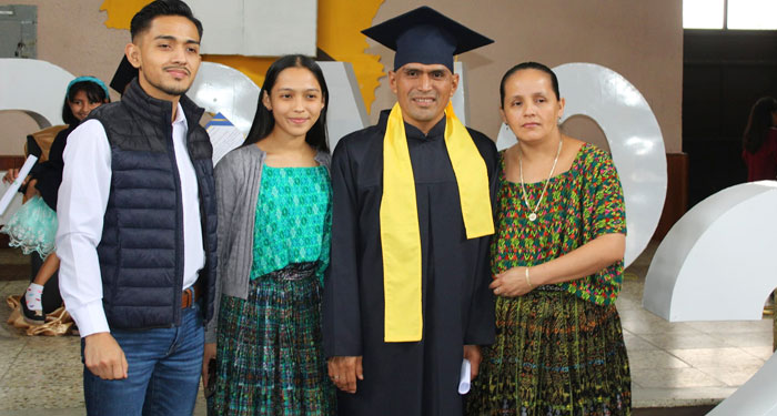 Alcalde de San Pedro Carcha se gradúa de nivel medio