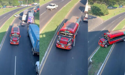 Captan a bus de los transportes Esmeralda manejando en contra de vía en Palín Escuintla (Video)