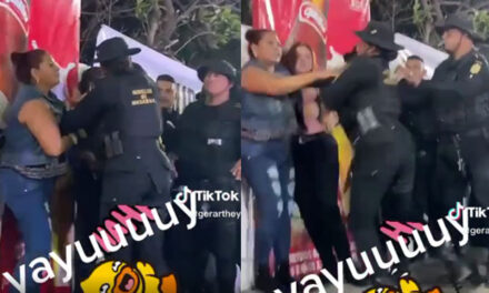 Momento en que mujeres en estado de ebriedad golpearon a agentes de la PNC (Video)