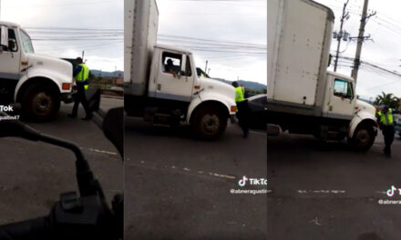 Camión con supuesta mercancía ilegal no quiso detenerse y casi arrolla a PMT (Video)