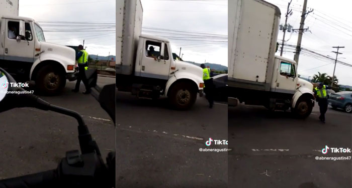 Camión con supuesta mercancía ilegal no quiso detenerse y casi arrolla a PMT (Video)