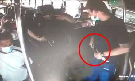 Cámara de seguridad captó el momento en que ladrón amenaza con un arma a pasajeros (Video)