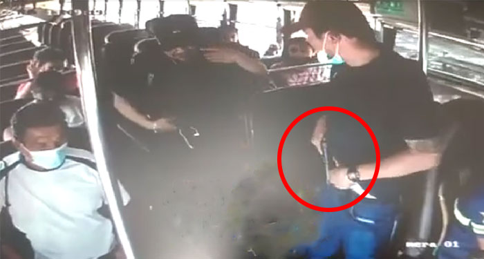 Cámara de seguridad captó el momento en que ladrón amenaza con un arma a pasajeros (Video)