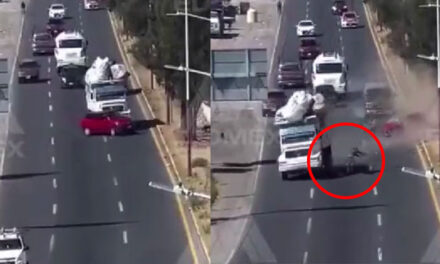 Camión de basura impacta con un vehículo y recolectores salen volando (Video)
