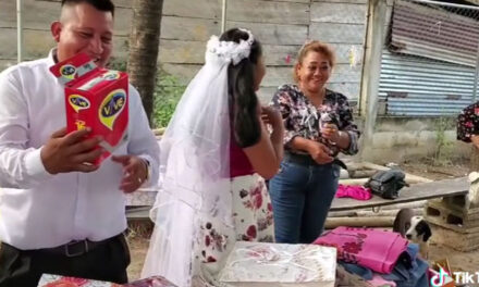Joven le regala preservativos a su ex el día de su voda y se vuelve tendencia (Video)