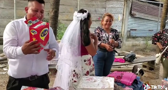 Joven le regala preservativos a su ex el día de su voda y se vuelve tendencia (Video)