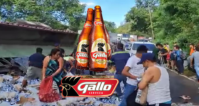 Tráiler cargado con cerveza vuelca y vecinos aprovechan para robar por costales (Video)